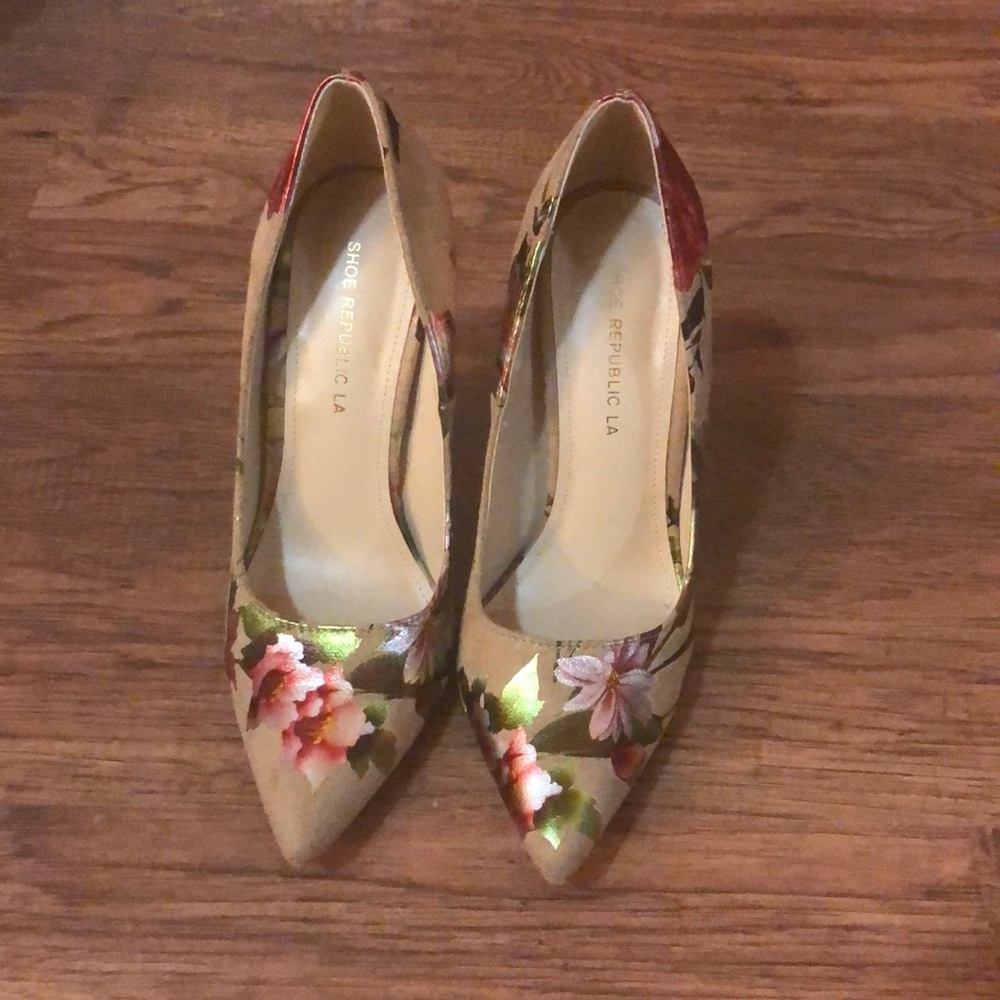 Make Me Chic Suede Floral Pump